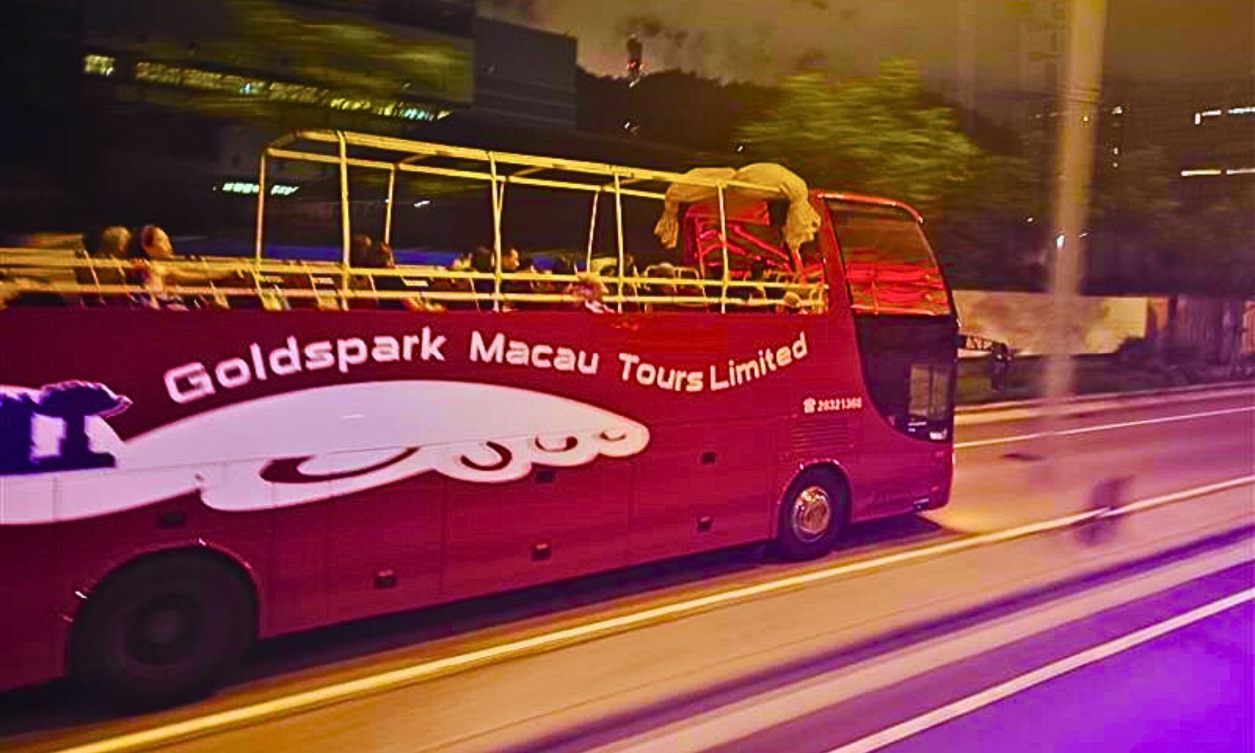 オープントップバスに乗車・マカオの夜景鑑賞へ出発（車内は英語でのご案内）